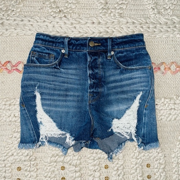 Good American Bombshell Jean Shorts - Picture 6 of 11